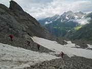 72 Aggiriamo la ripioda scivolosa striscia di neve del canalino